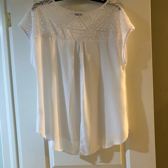 White RickiS shell top with crochet shoulders NWOT - Picture 3 of 9